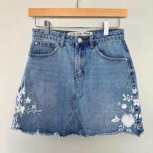 Denim Co Light Wash Denim Mini Skirt White Floral Embroidery Raw Hem Sz 4
